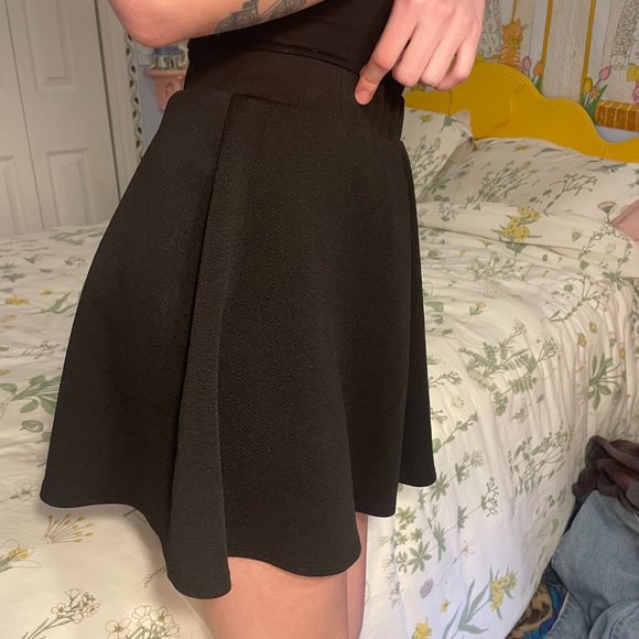 XS Black mini skater skirt - Picture 5 of 9